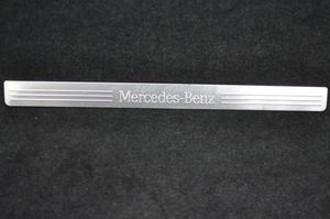Mercedes-Benz E W211 Copertura del rivestimento del sottoporta anteriore A2046800135
