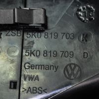 Volkswagen Jetta VI Kojelaudan tuuletussuuttimen suojalista 