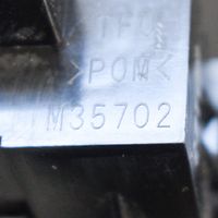Honda CR-V AUX-pistokeliitin M35702