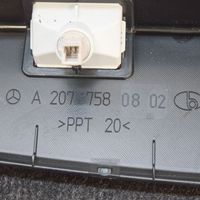 Mercedes-Benz E A207 Bagažinės slenksčio apdaila A2077580802