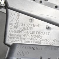 Peugeot 208 Dysze / Kratki nawiewu deski rozdzielczej 9673131677