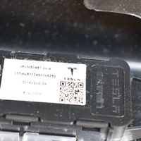 Tesla Model X B-pilarin verhoilu (alaosa) 105030000B