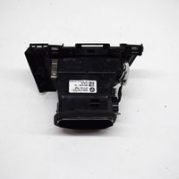 BMW 3 F30 F35 F31 Kojelaudan tuuletussuuttimen suojalista 9231970