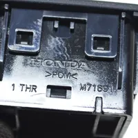 Honda Odyssey AUX-pistokeliitin M71691