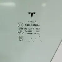 Tesla Model S Основное стекло передних дверей (четырехдверного автомобиля) 43R001074