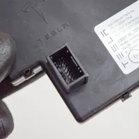 Tesla Model 3 Centrālās atslēgas vadības bloks 110024100E