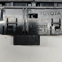 Toyota Hilux (AN120, AN130) Zestaw przełączników i przycisków 15D231