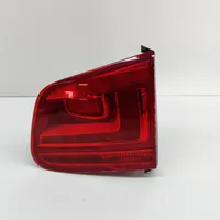 Volkswagen Tiguan Lampy tylnej klapy bagażnika 5N0945094H