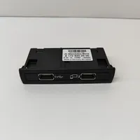 Mercedes-Benz C W205 USB-pistokeliitin A1728202000