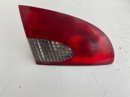 Toyota Avensis T220 Lampy tylnej klapy bagażnika 23300102