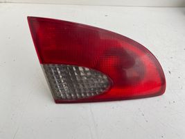 Toyota Avensis T220 Lampy tylnej klapy bagażnika 23300102