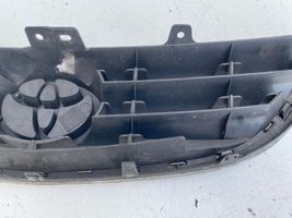 Toyota Avensis T220 Etupuskurin ylempi jäähdytinsäleikkö 5311105040A