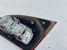 Toyota Avensis T220 Lampy tylnej klapy bagażnika 89022026