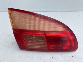 Toyota Avensis T220 Lampy tylnej klapy bagażnika 89022026