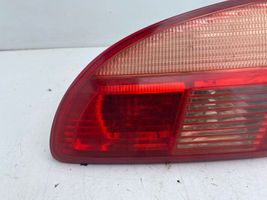 Toyota Avensis T220 Lampy tylnej klapy bagażnika 89022025