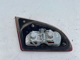 Toyota Avensis T220 Lampy tylnej klapy bagażnika 89022025