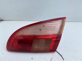 Toyota Avensis T220 Задний фонарь в крышке 89022025