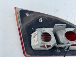 Toyota Avensis T220 Lampy tylnej klapy bagażnika 89022025