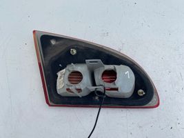 Toyota Avensis T220 Lampy tylnej klapy bagażnika 89022025