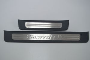 Hyundai Santa Fe Zestaw listew progowych (wewnętrznych) 858812B000