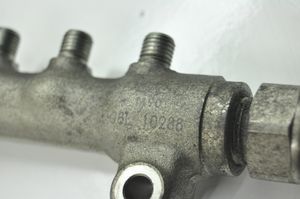 Subaru Impreza II Tuyau de conduite principale de carburant 613107L27