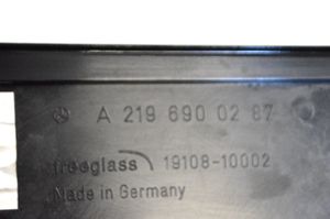Mercedes-Benz CLS C219 Etuoven lasin muotolista A2196900287