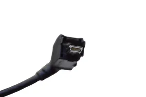 Tesla Model S USB-pistokeliitin 104753700C