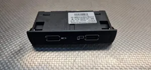 Mercedes-Benz B W246 W242 USB-pistokeliitin A1728202100