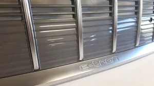 Audi e-tron Maskownica / Grill / Atrapa górna chłodnicy 