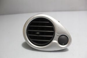 Renault Clio III Garniture, panneau de grille d'aération latérale 