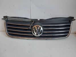 Volkswagen PASSAT B5.5 Etupuskurin ylempi jäähdytinsäleikkö 3B0853562