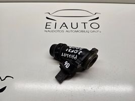 Volkswagen PASSAT B6 Tuyau de liquide de refroidissement moteur 06F121131A