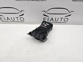 Volvo V50 Kojelaudan sivutuuletussuuttimen kehys Y01103