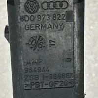 Audi A4 S4 B7 8E 8H Konepellin lukituksen vastakappale 8D0973822