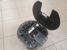 Renault Clio III Zestaw narzędzi 8200696876