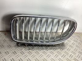 BMW 6 F12 F13 Etupuskurin ylempi jäähdytinsäleikkö 51137212851