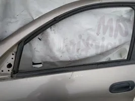 Nissan Almera N16 Etuoven ikkunalasi, neliovinen malli 