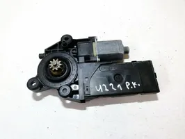 Renault Megane III Front door window regulator motor 0130822479