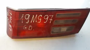 Mitsubishi Galant Feux arrière sur hayon 22687201