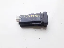 Nissan Terrano Przycisk / Przełącznik ogrzewania szyby przedniej / czołowej M18872