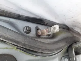Mazda 323 Takaoven pidätin 