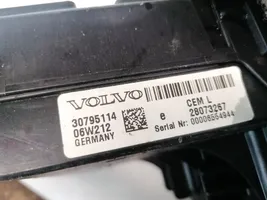 Volvo V70 Saugiklių dėžė (komplektas) 30795114