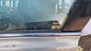 Toyota Avensis T250 Moulure de vitre de la porte avant 