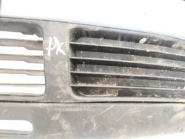Volkswagen PASSAT B5 Grille inférieure de pare-chocs avant 