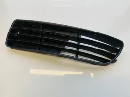 Audi A4 S4 B5 8D Grille inférieure de pare-chocs avant 8d0807345