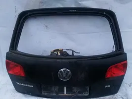 Volkswagen Touareg I Задняя крышка (багажника) juoda