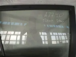 Toyota Corolla Verso E121 Vetro del finestrino della portiera posteriore 
