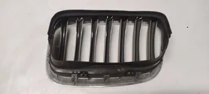 BMW X5 E70 Maskownica / Grill / Atrapa górna chłodnicy 51137171396