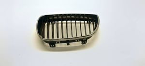 BMW 1 E81 E87 Grille calandre supérieure de pare-chocs avant 51137077129