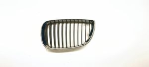 BMW 1 E81 E87 Grille calandre supérieure de pare-chocs avant 51137077129